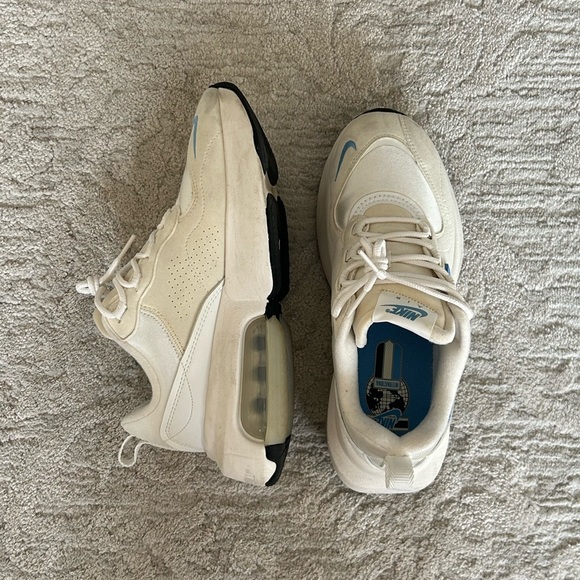 Nike Air Max Verona White with Blue Accents - Picture 4 of 6